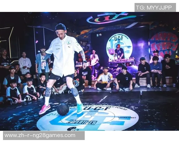 疯子球星极限花式足球挑战赛上演惊艳技巧震撼全场 疯子球星极限花式足球挑战赛上演惊艳技巧震撼全场